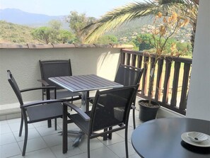 Outdoor dining - Cozy studio with terrace and pool access in Cap Esterel (Saint-Raphaël)