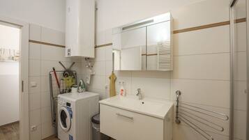 Haartrockner, Handtücher, Seife, Shampoo