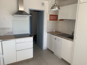 Fridge, oven, stovetop, dishwasher