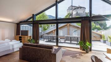 Deluxe-Studiosuite, 1 Schlafzimmer, Nichtraucher, Sauna | Wohnbereich | 43-Zoll-Smart-TV mit Kabelempfang, Fernseher