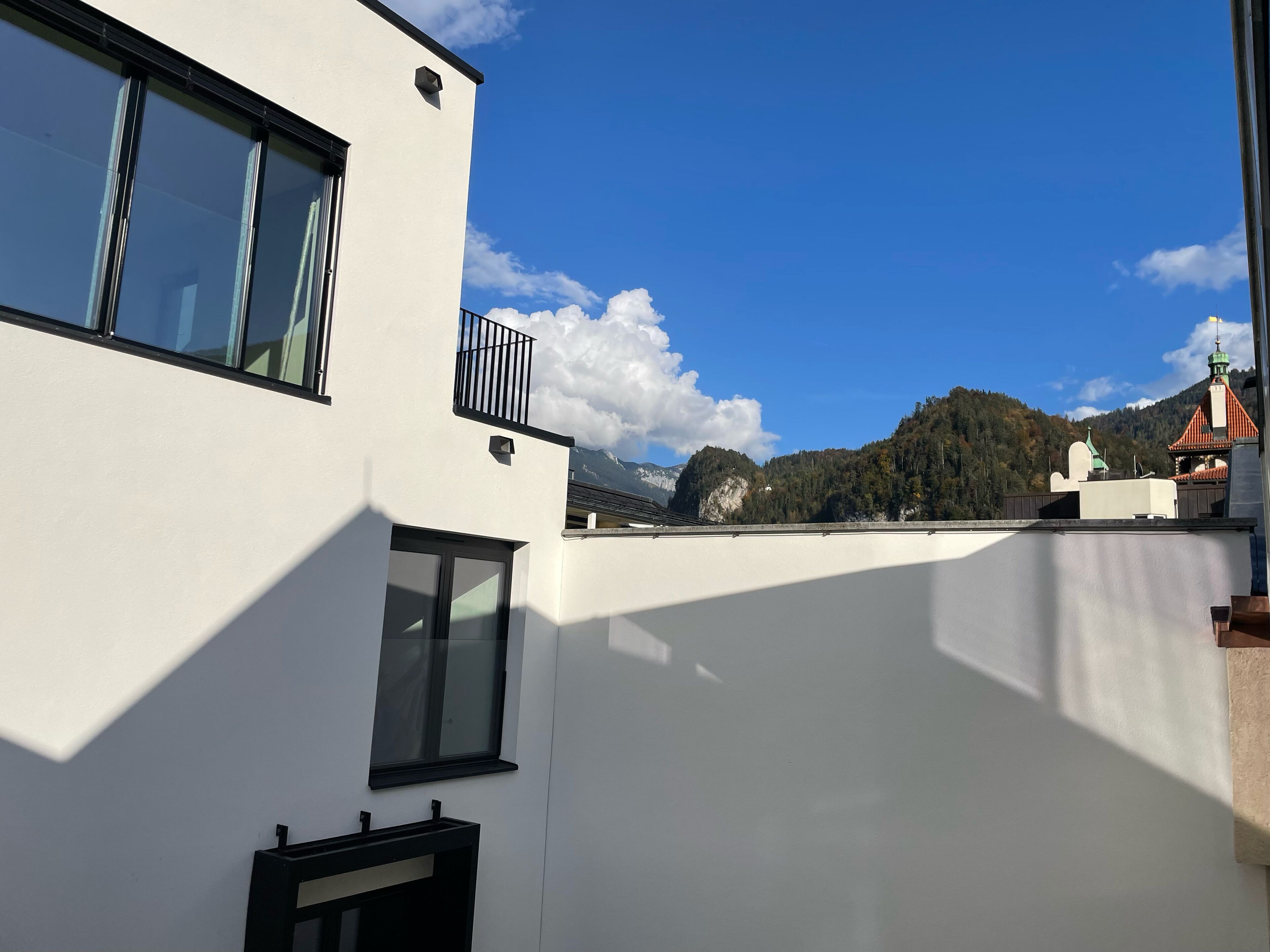 Un edificio moderno con ventanas grandes y un balcón.