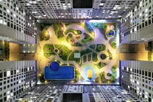 Una piscina al aire libre