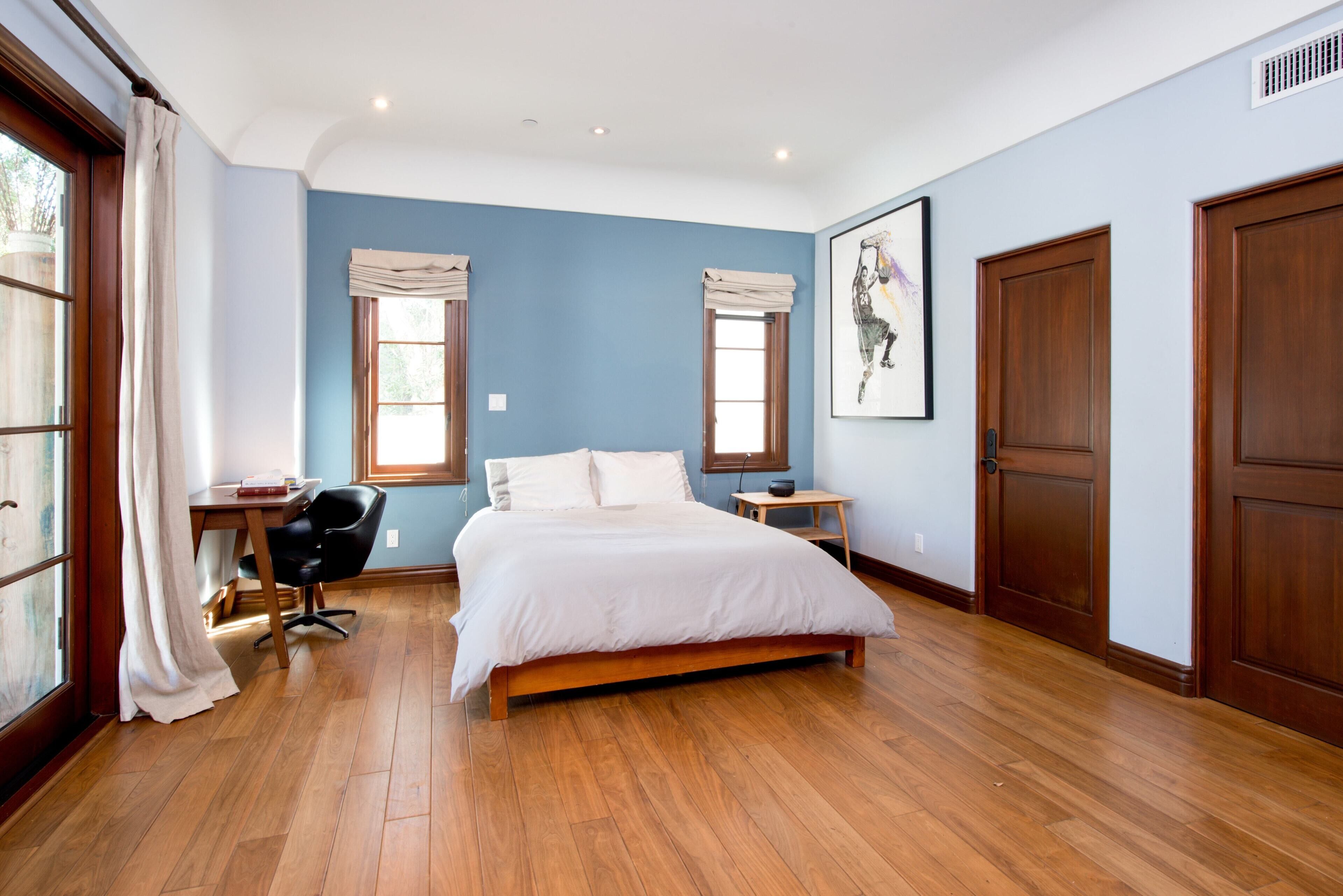 BEVERLY HILLS GLATT KOSHER ESTATE W/ POOL, FAMILY AND PET FRIENDLY 