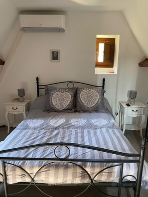 2 bedrooms, iron/ironing board, bed sheets