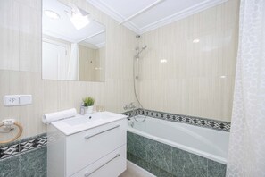 Bathtub, hair dryer, towels - Apartamento Miramar (Alcúdia)