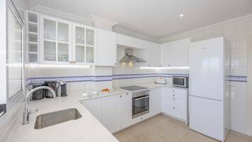 Réfrigérateur, micro-ondes, four, lave-vaisselle