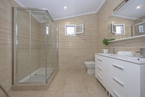 Bathtub, hair dryer, towels - Apartamento Miramar (Alcúdia)