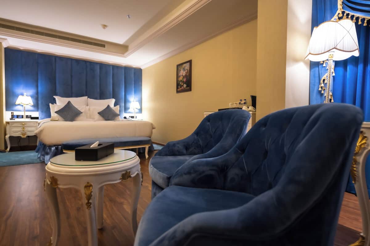 WA Club King Suite with Jacuzzi
