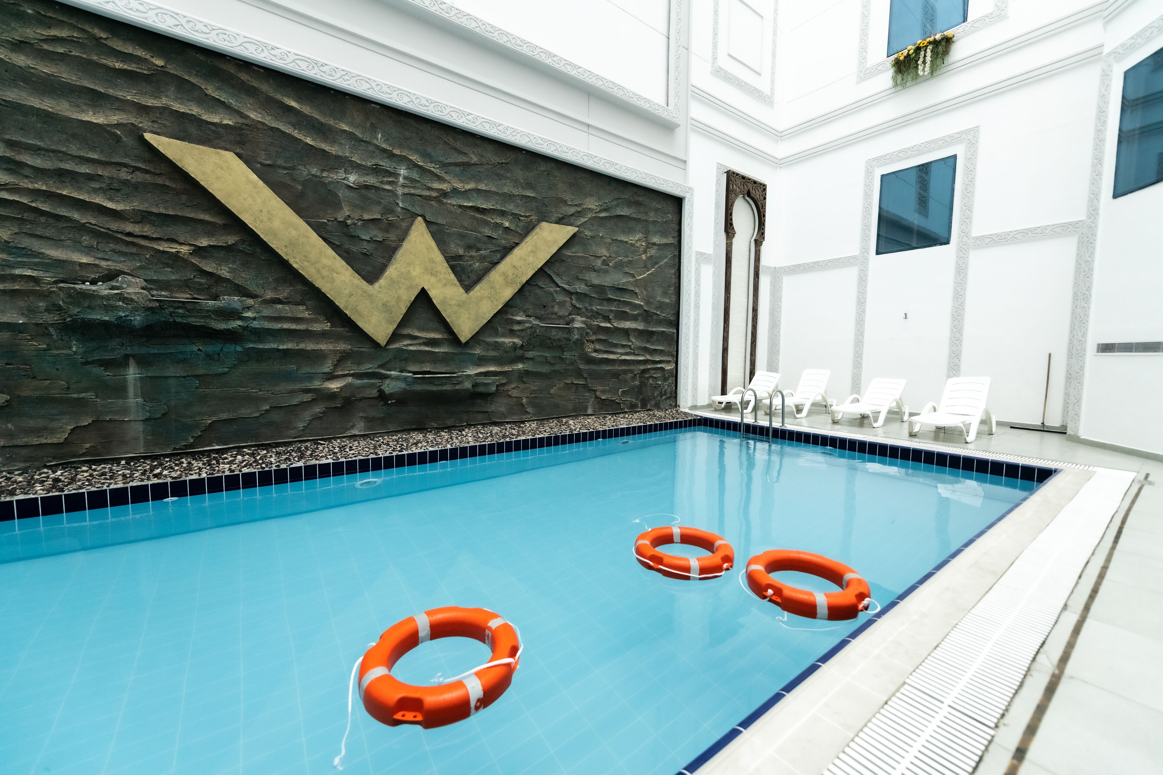 Piscine extérieure, maîtres-nageurs sur place