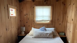 Room - Charming 1-bedroom cottage in Ferry Beach Saco, ME, perfect for a cozy getaway for two. (Saco)