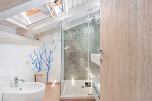Een douche, een haardroger, handdoeken