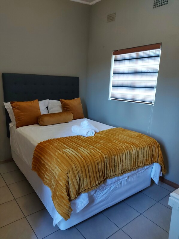 1 habitación, tabla de planchar con plancha, wifi gratis y ropa de cama 