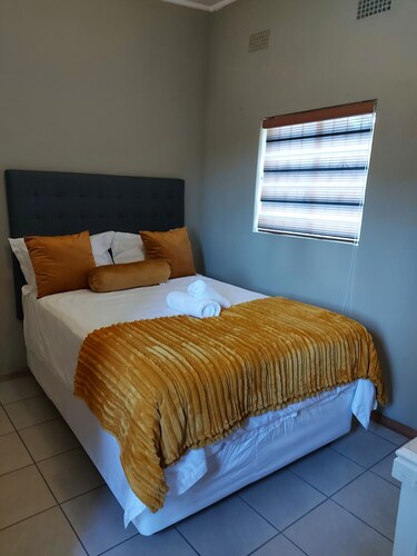 one bedroom cottage fully equipped kitchen lounge and bathroom, free parkin pool