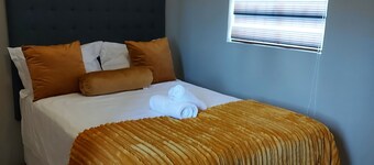 one bedroom cottage fully equipped kitchen lounge and bathroom, free parkin pool