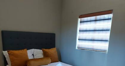 one bedroom cottage fully equipped kitchen lounge and bathroom, free parkin pool