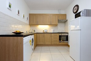 Jääkaappi, mikroaaltouuni, uuni, liesi