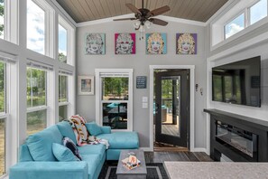 Smart TV, fireplace - The Dolly House at The Retreat at Water's Edge (Tracy City)