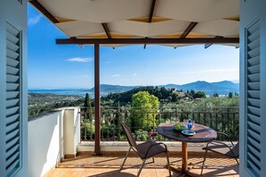 Outdoor dining - Apartment 'Krinos' with Sea View, Wi-Fi and Air Conditioning (LEFKADA)