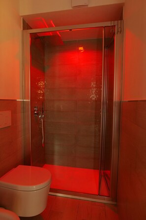 Shower, bidet - house with ground floor outdoor area (Marina di Ragusa)