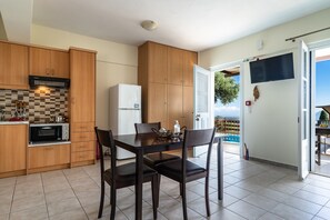 Dining - Apartment 'Yakinthos' with Sea View, Wi-Fi and Air Conditioning (LEFKADA)