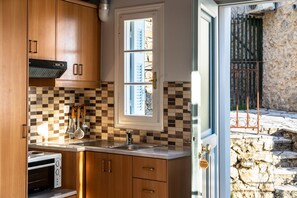 Fridge, oven, stovetop, coffee/tea maker