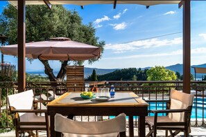 Outdoor dining - Apartment 'Triantafilo' with Sea View, Wi-Fi and Air Conditioning (LEFKADA)