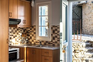 Fridge, oven, stovetop, coffee/tea maker