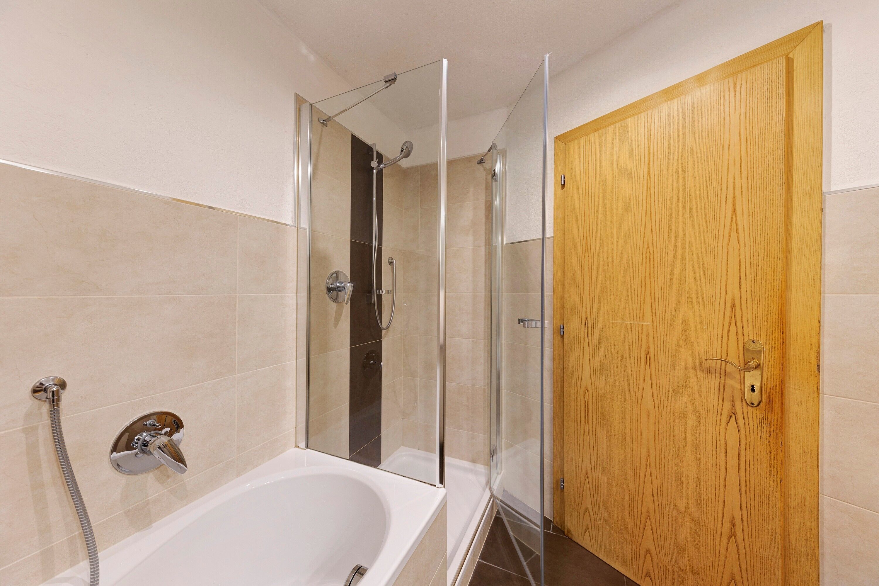 Baignoire, articles de toilette gratuits, sèche-cheveux