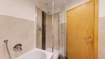 Baignoire, articles de toilette gratuits, sĂšche-cheveux