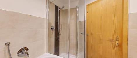 Bathtub, free toiletries, hair dryer, towels