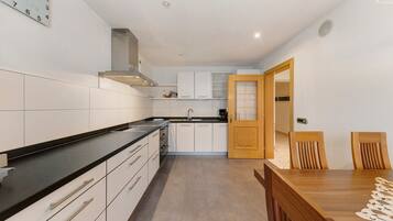 Kjøleskap, ovn, kokeplater og oppvaskmaskin