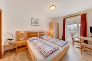 2 bedrooms, free WiFi, bed sheets - 'Apartment Panorama' with Mountain View, Garden & Wi-Fi (San Valentino In Campo)