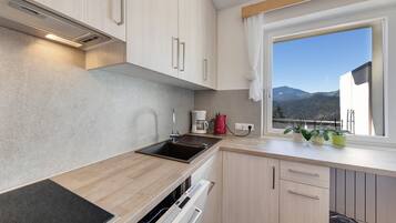 Geladeira, cooktop, lava-louças, cafeteira/chaleira