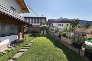 Property grounds - 'Apartment Panorama' with Mountain View, Garden & Wi-Fi (San Valentino In Campo)