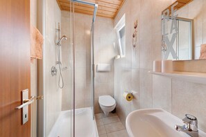 Shower, hair dryer, towels - 'Apartment Panorama' with Mountain View, Garden & Wi-Fi (San Valentino In Campo)