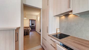 Fridge, stovetop, dishwasher, coffee/tea maker