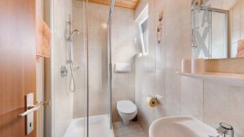 Regadera, secadora de cabello, toallas