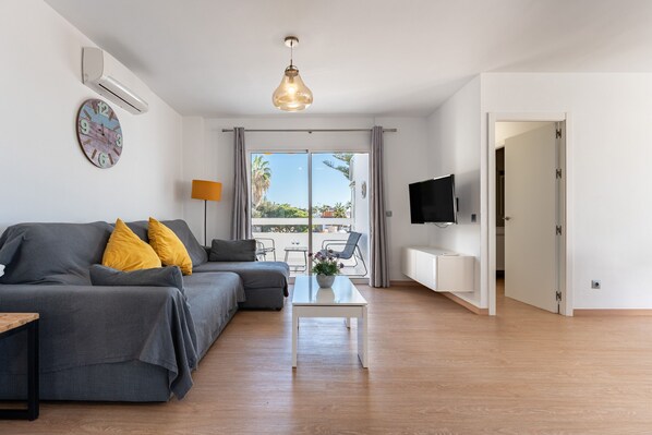 TV - Apartment 'Mijas Sun and Beach' with Sea View & Wi-Fi (Sitio De Calahonda, Mijas)