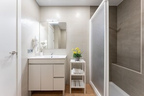 Een douche, gratis toiletartikelen, een haardroger, handdoeken