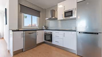 Een koelkast, een magnetron, een oven, een kookplaat