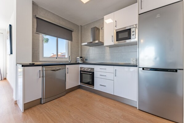 Kühlschrank, Mikrowelle, Ofen, Herdplatte