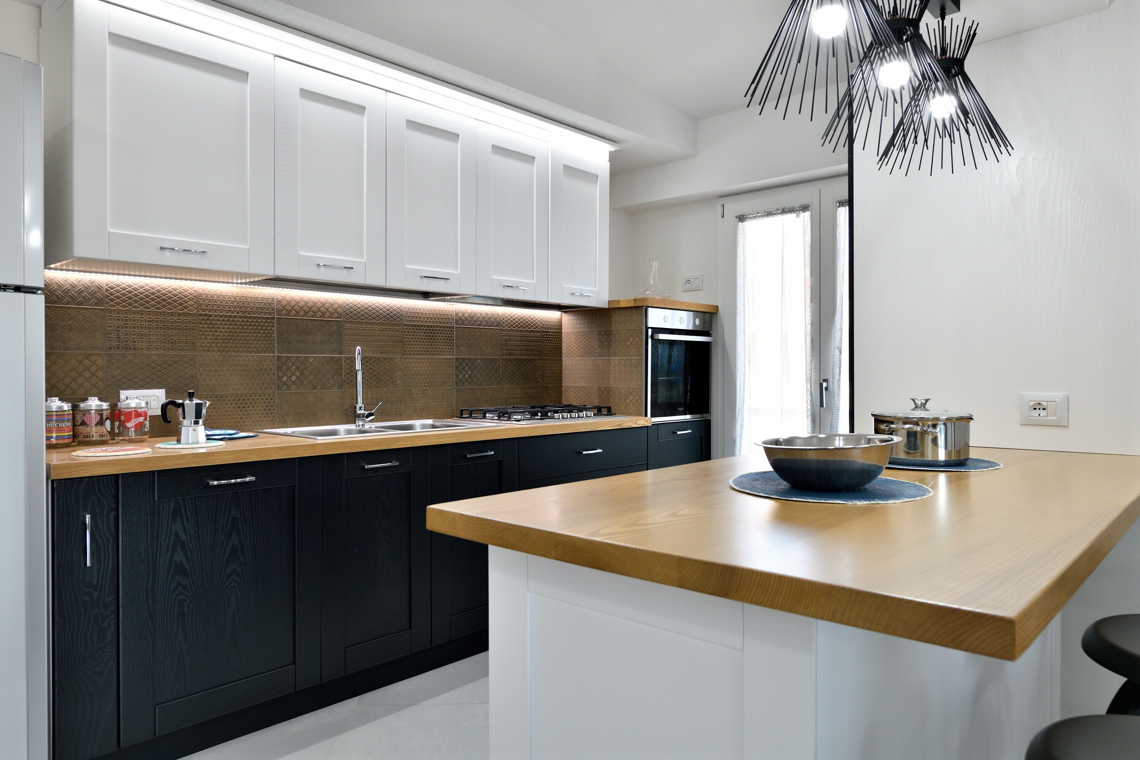 Frigorifero, forno, piano cottura, lavastoviglie