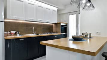 Fridge, oven, stovetop, dishwasher