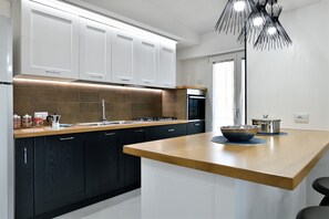 Een koelkast, een oven, een kookplaat, een vaatwasser