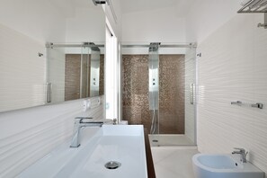 Shower, hair dryer, towels - Appartamento Vista Golfo with Sea View, Terrace & Wi-Fi (Cala Gonone)