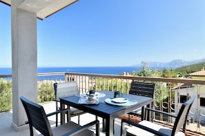 Outdoor dining - Appartamento Vista Golfo with Sea View, Terrace & Wi-Fi (Cala Gonone)