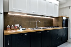 Kylskåp, ugn, spishäll och diskmaskin