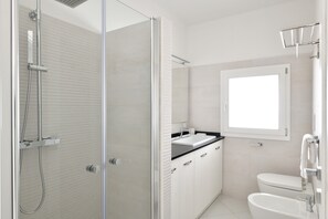 Ducha, secador de pelo, toallas