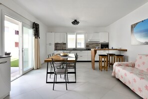 Dining - Appartamento Prato al Mare with Garden, A/C & Wi-Fi (Cala Gonone)