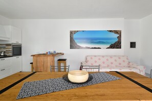TV - Appartamento Prato al Mare with Garden, A/C & Wi-Fi (Cala Gonone)